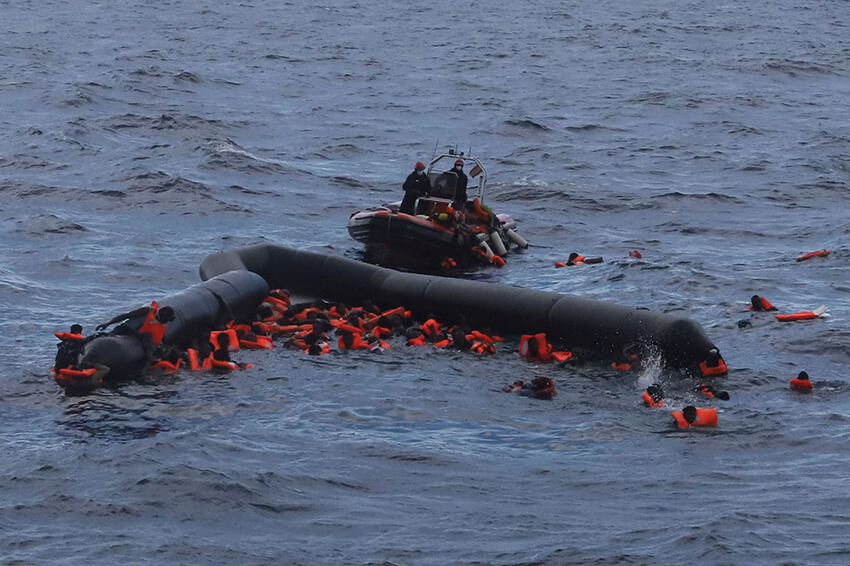  Personas refugiadas y migrantes son rescatadas por miembros de la ONG española Proactiva Open Arms tras partir de Libia tratando de llegar a suelo europeo a bordo de un bote abarrotado, 11 de noviembre de 2020.