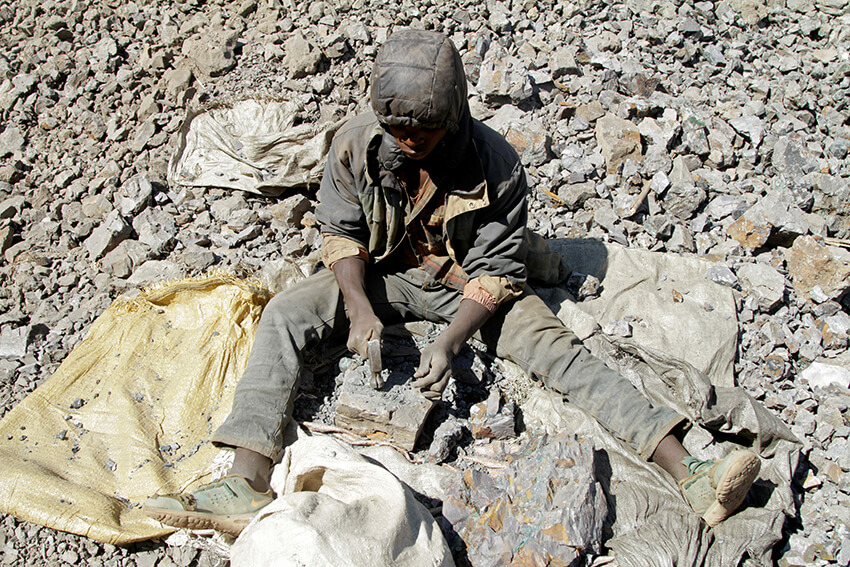 Un menor trabaja en Tilwizembe, una antigua mina industrial de cobre y cobalto, en las afueras de Kolwezi, en el sur de la República Democrática del Congo, el 11 de junio de 2016.